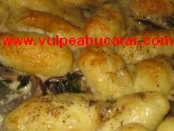 Bake gnocchi with mushrooms and spinach
